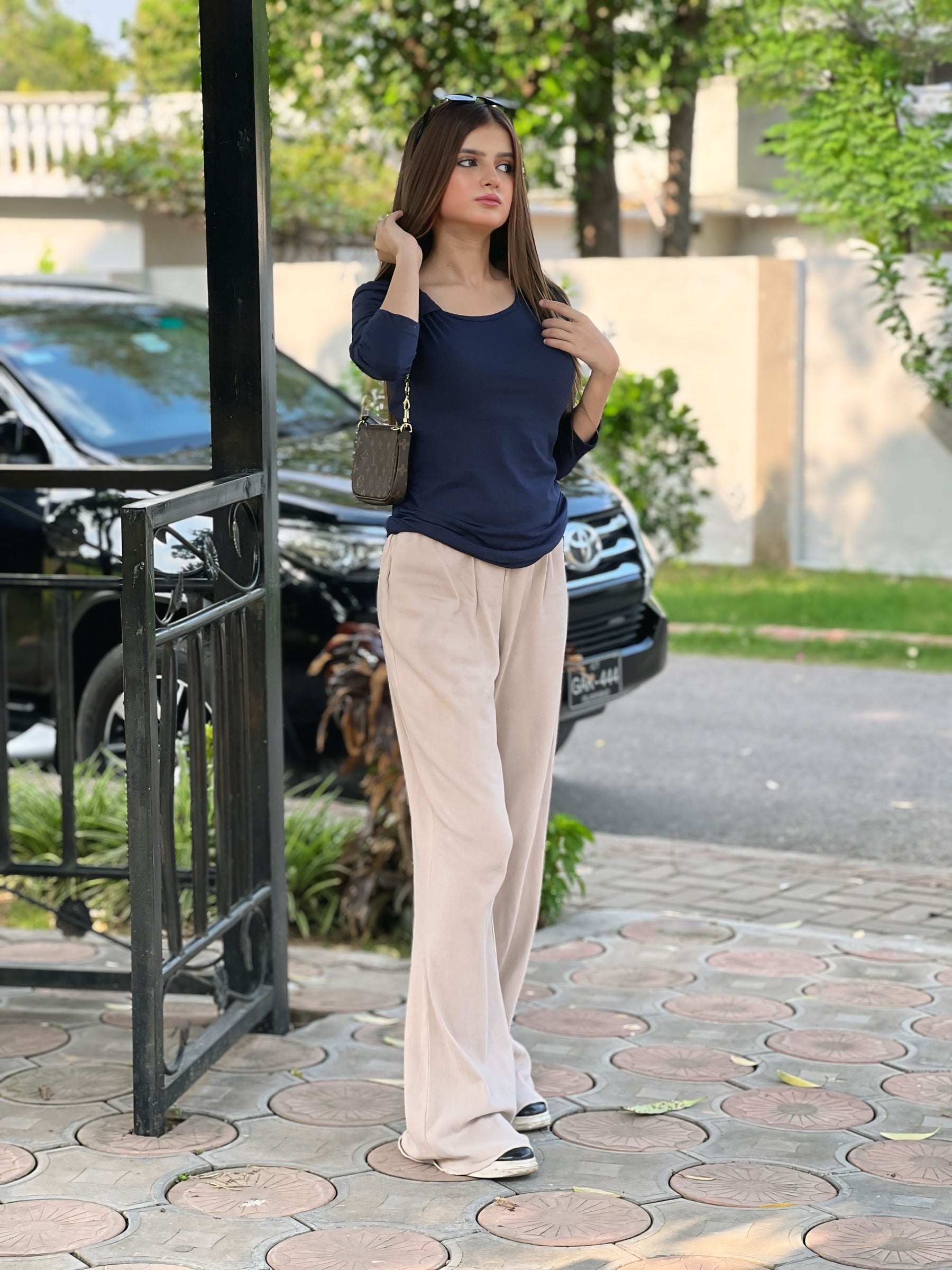 SLIM FIT TWISTED NECKLINE T-SHIRT