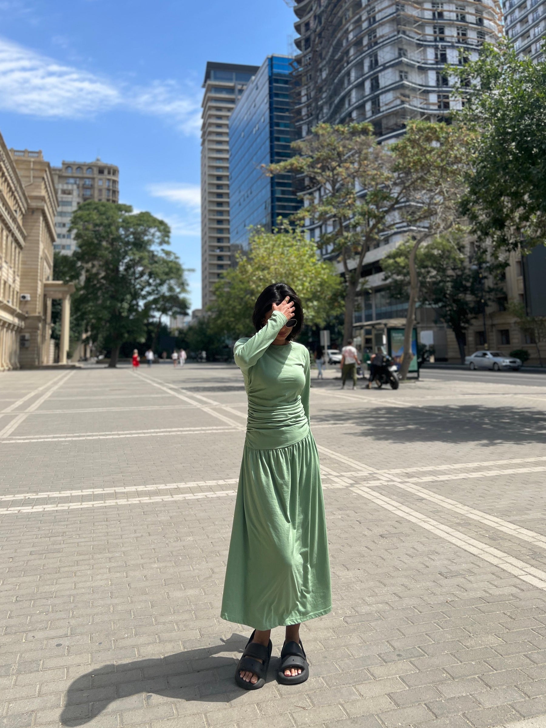 WOMEN'S SOLID COLOR ROUND NECK RUCHED WAIST LONG DRESS