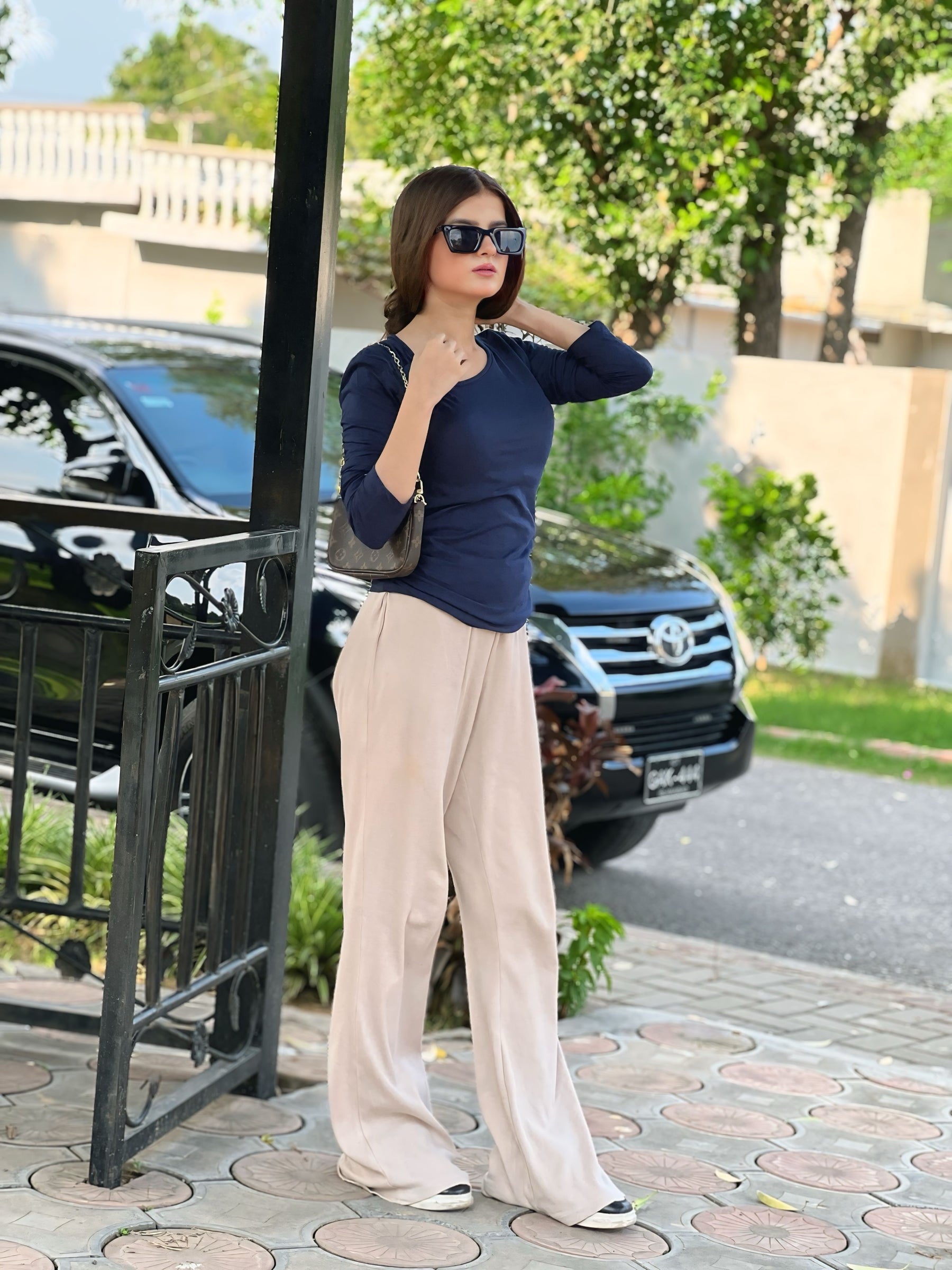 SLIM FIT TWISTED NECKLINE T-SHIRT