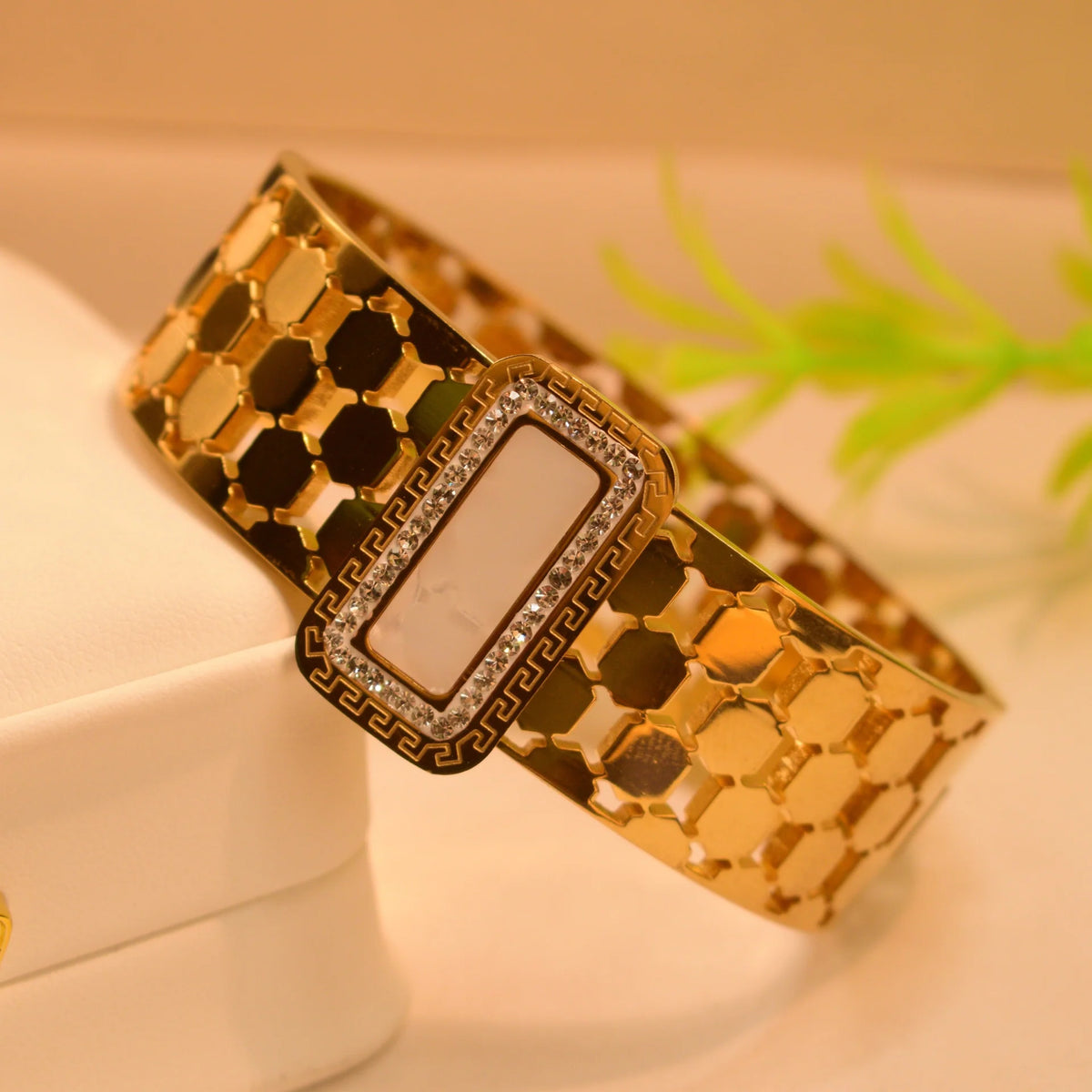 Radiant Loop gold platted Bracelet