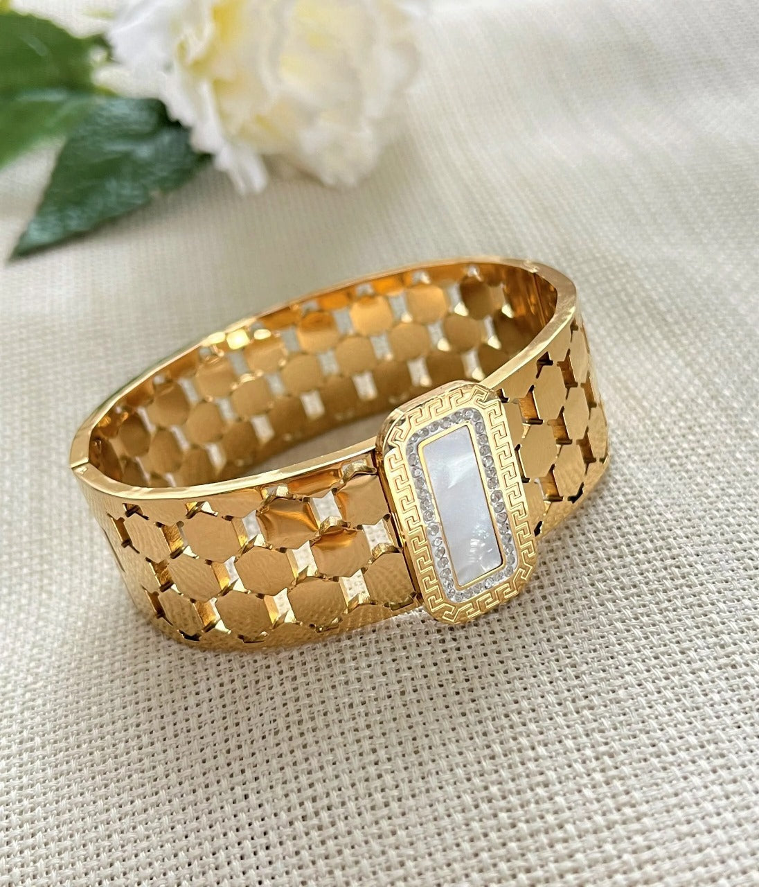 Radiant Loop gold platted Bracelet