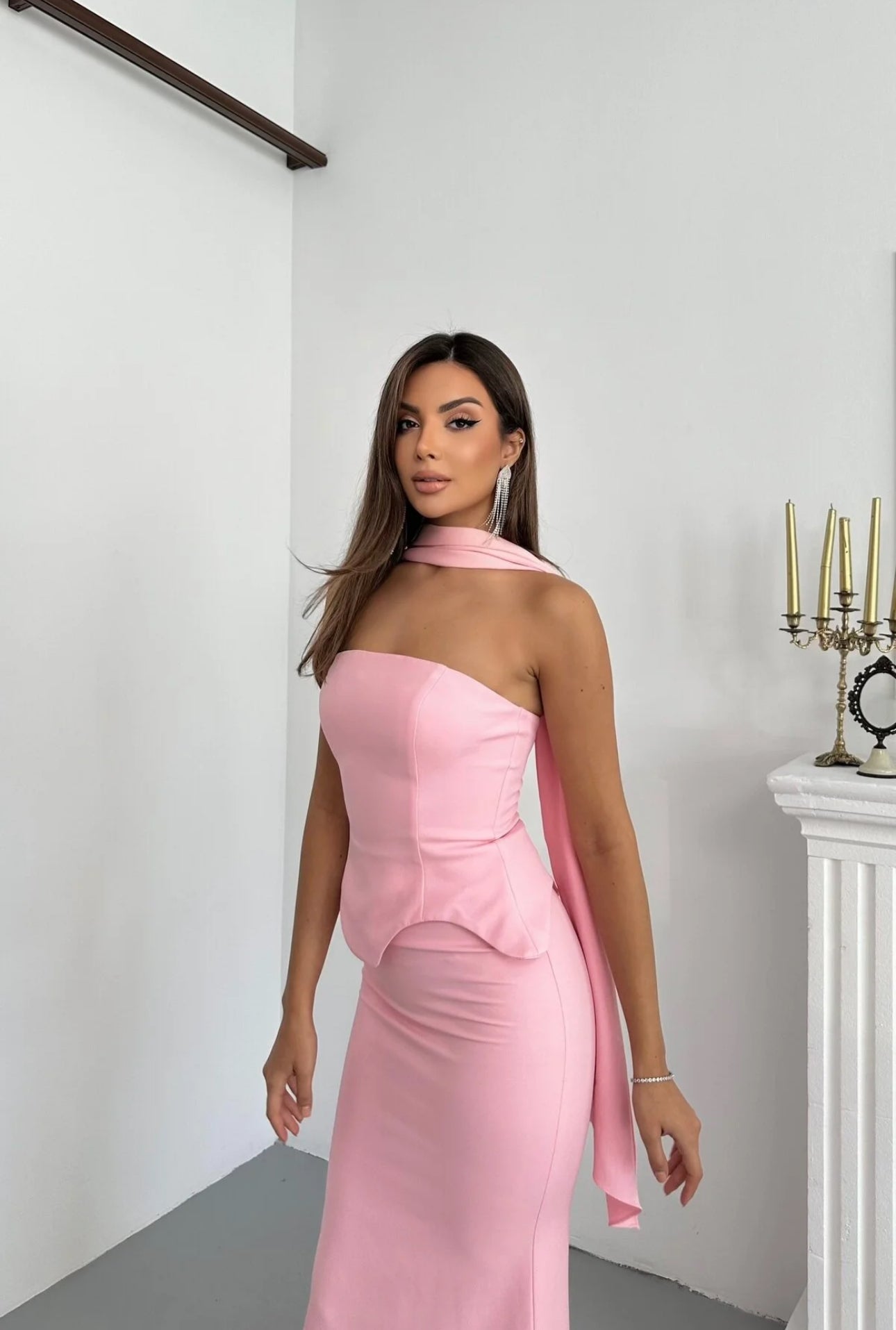 STRAPLESS PEMPUL DRESS WITH LONG SCARF