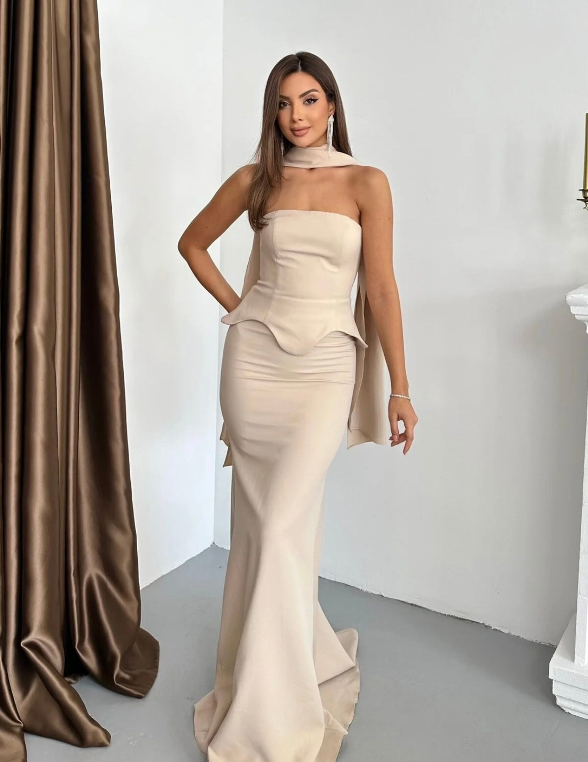 STRAPLESS PEMPUL DRESS WITH LONG SCARF