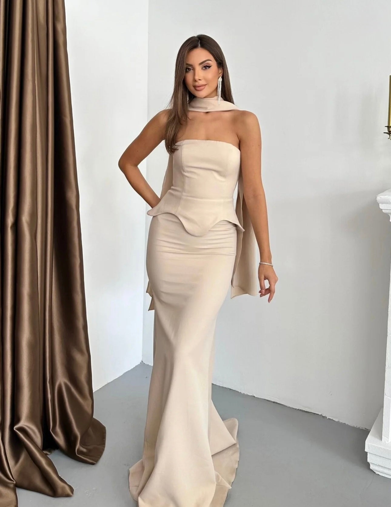 STRAPLESS PEMPUL DRESS WITH LONG SCARF