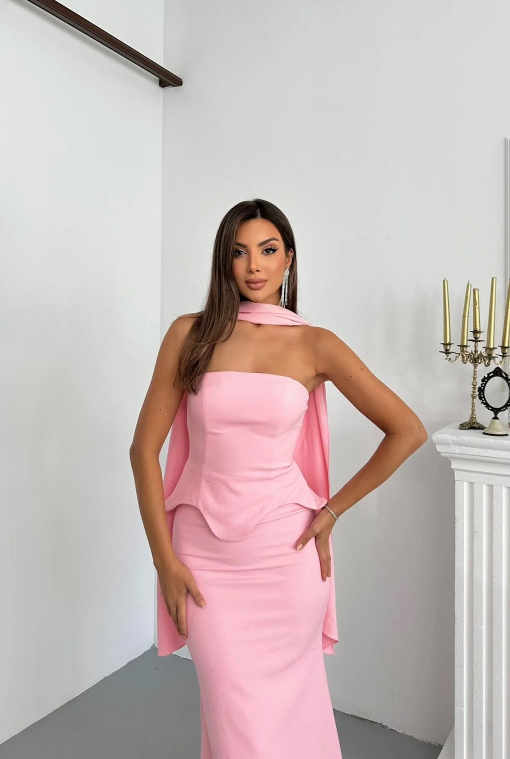STRAPLESS PEMPUL DRESS WITH LONG SCARF