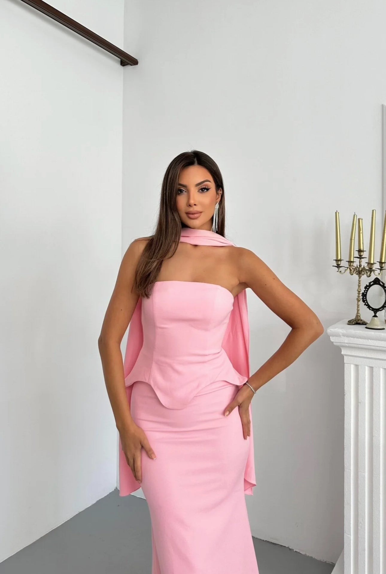 STRAPLESS PEMPUL DRESS WITH LONG SCARF