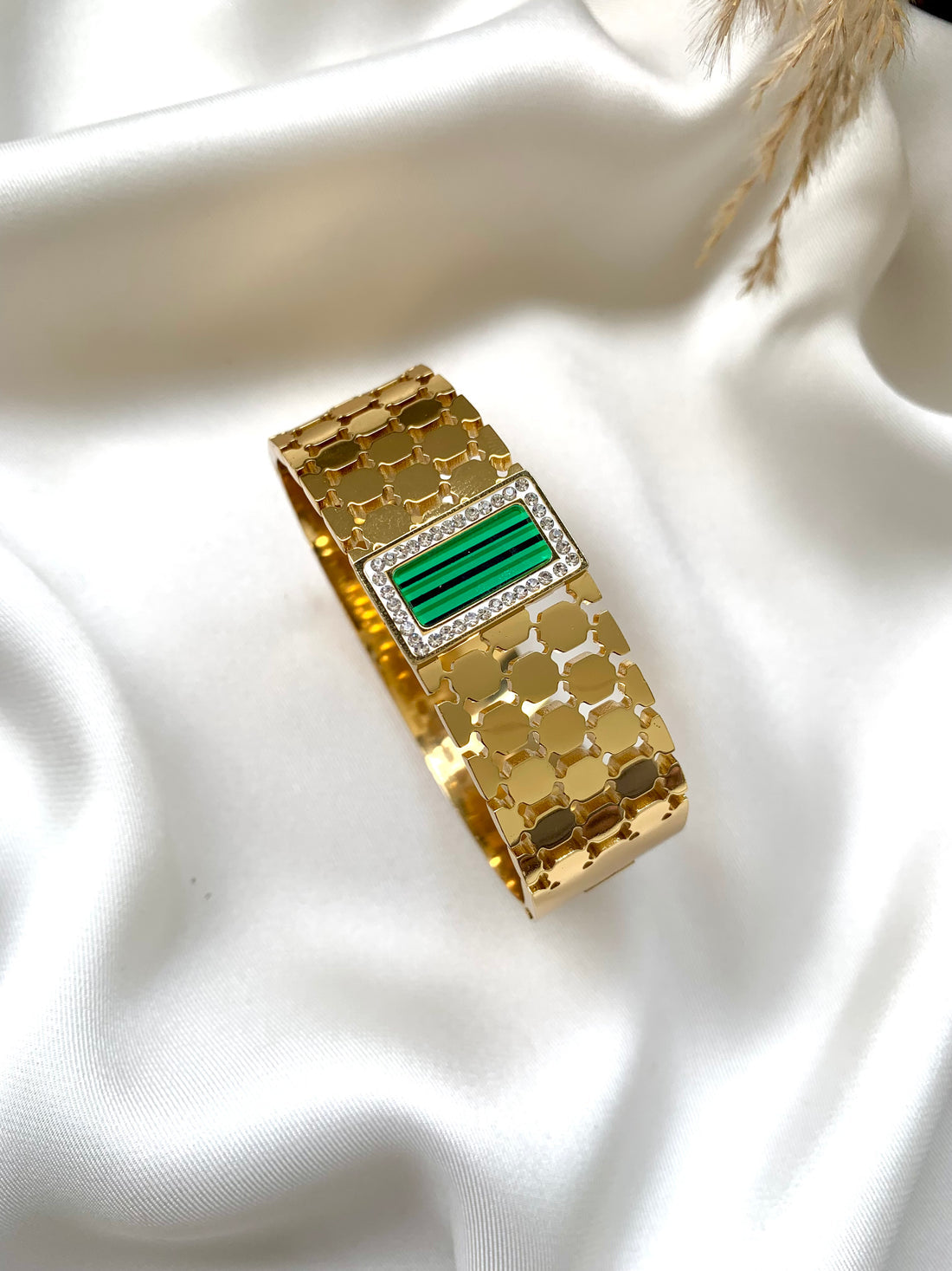 Radiant Loop gold platted Bracelet