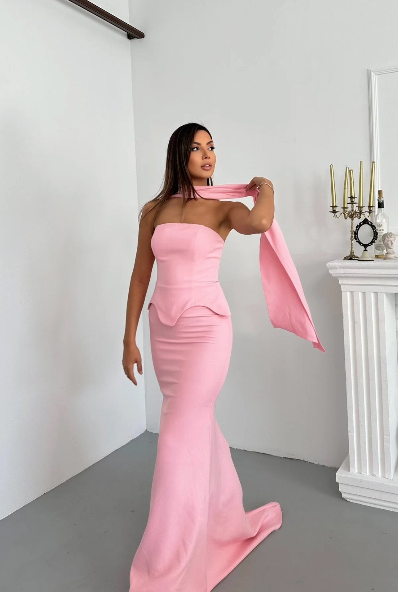 STRAPLESS PEMPUL DRESS WITH LONG SCARF