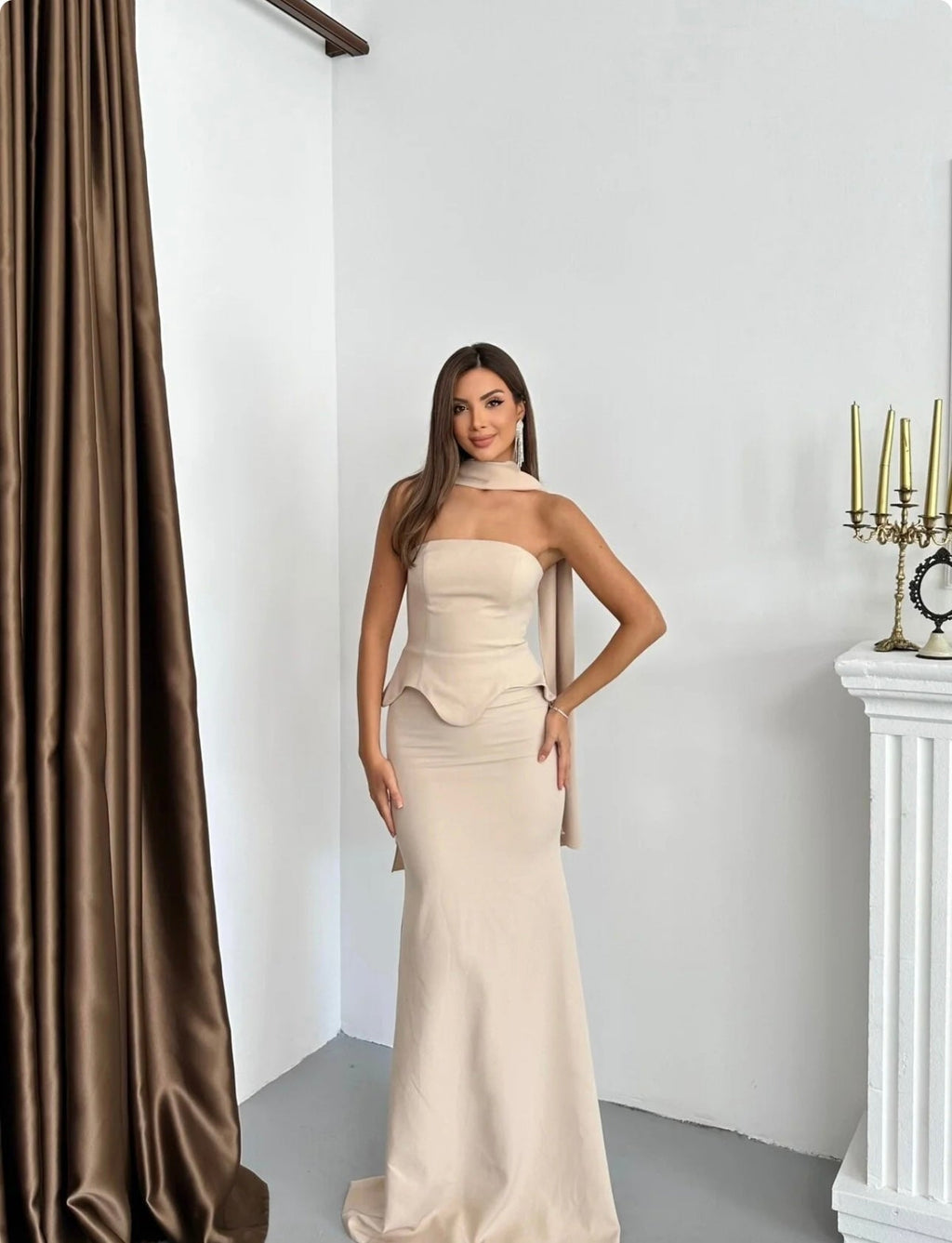 STRAPLESS PEMPUL DRESS WITH LONG SCARF