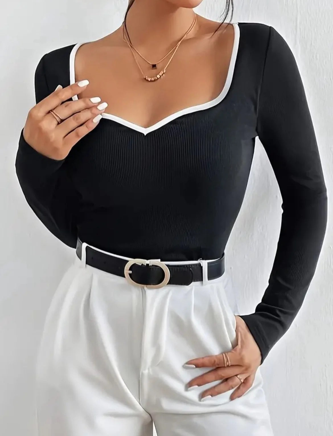 Essence Contrast Binding Sweetheart Neck Tee