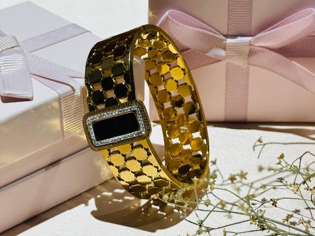 Radiant Loop gold platted Bracelet