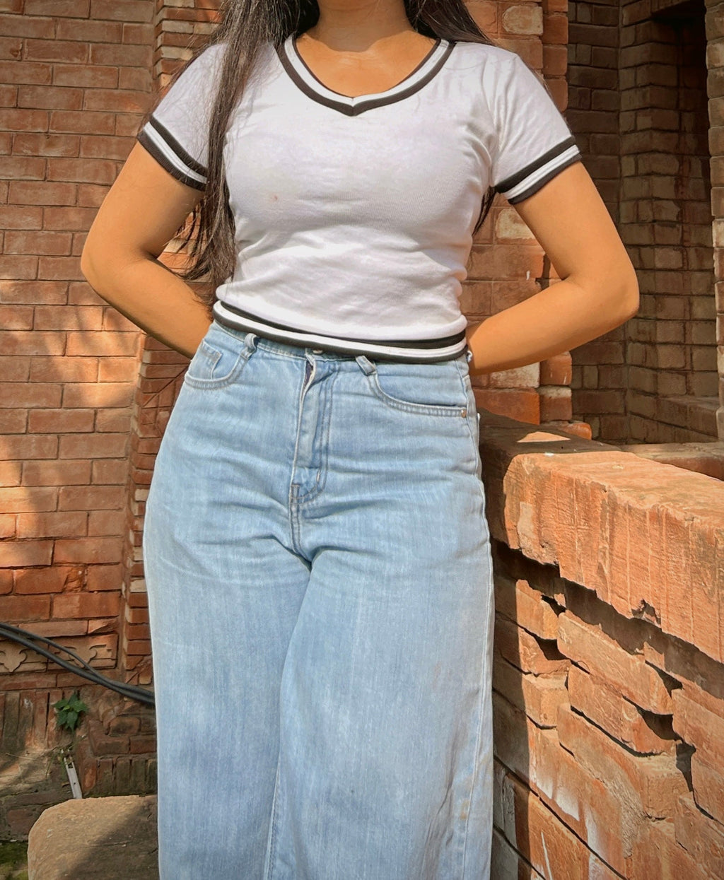 CONTRAST STRIPED RIBBED KNIT CROP TEE